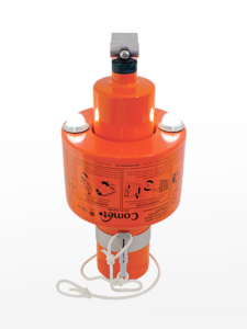 Dispositivo pirotécnico de socorro que emite una señal visual naranja de humo y una luz intensa simultáneamente.