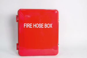 Gabinete metálico para el almacenamiento protegido de mangueras contra incendios.