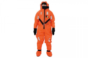 Traje impermeable con aislamiento térmico para prevenir la hipotermia y permitir la supervivencia en aguas frías.