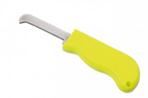 Cuchillo con mango diseñado para flotar en caso de caída al agua, ideal para uso seguro en navegación.