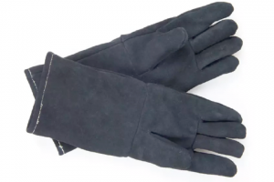 Guantes ignífugos diseñados para proteger contra el calor, cortes y perforaciones en operaciones de extinción.