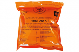 Kit de primeros auxilios esencial, equipado para atención médica básica y emergencias en alta mar.