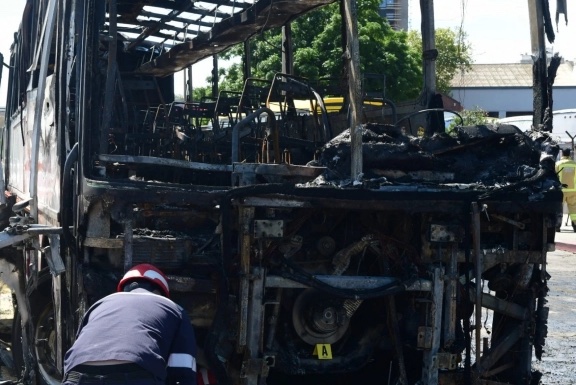 Un ómnibus se prendió fuego en su totalidad en la Terminal de Río Branco